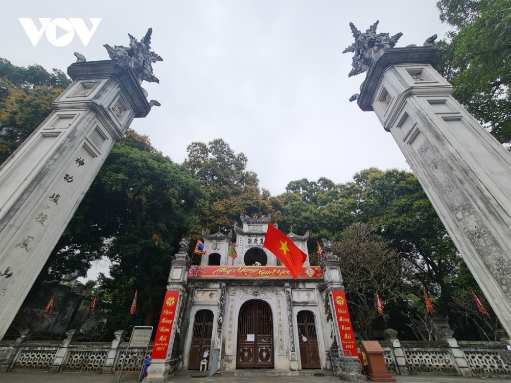 A view of the area in front of Quan Thanh temple, with the site temporarily closed.