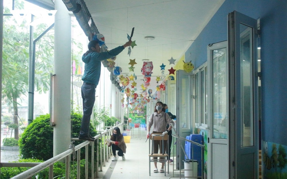 Teachers at An Hung primary school in Ha Dong district of Hanoi tidy up classrooms on February 27 and February 28 in preparation to welcome students back on March 2. Teachers at An Hung primary school in Ha Dong district of Hanoi tidy up classrooms on February 27 and February 28 in preparation to welcome students back on March 2.