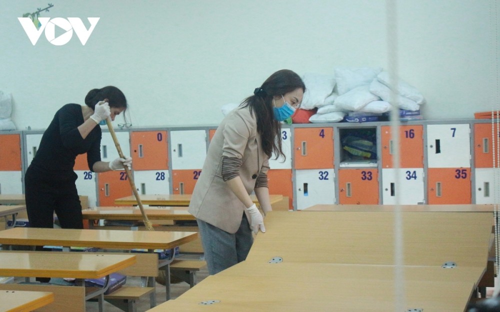 Nguyen Mai Huong, vice principal of An Hung primary school, says disinfection work is deployed even when students are not attending school and are instead studying online at home, with sanitation workers always spraying disinfectant throughout the premises. Nguyen Mai Huong, vice principal of An Hung primary school, says disinfection work is deployed even when students are not attending school and are instead studying online at home, with sanitation workers always spraying disinfectant throughout the premises.