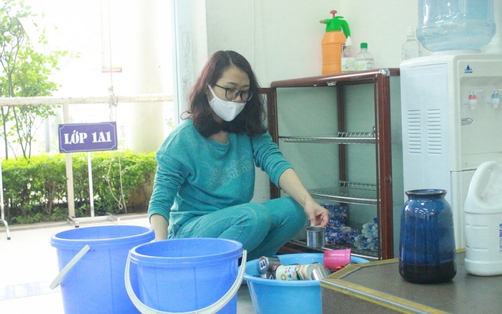 A teacher disinfects all cups at Xuan Phuong primary school located in Nam Tu Liem district, one of the capital’s recent COVID-19 hotspots. A teacher disinfects all cups at Xuan Phuong primary school located in Nam Tu Liem district, one of the capital’s recent COVID-19 hotspots.