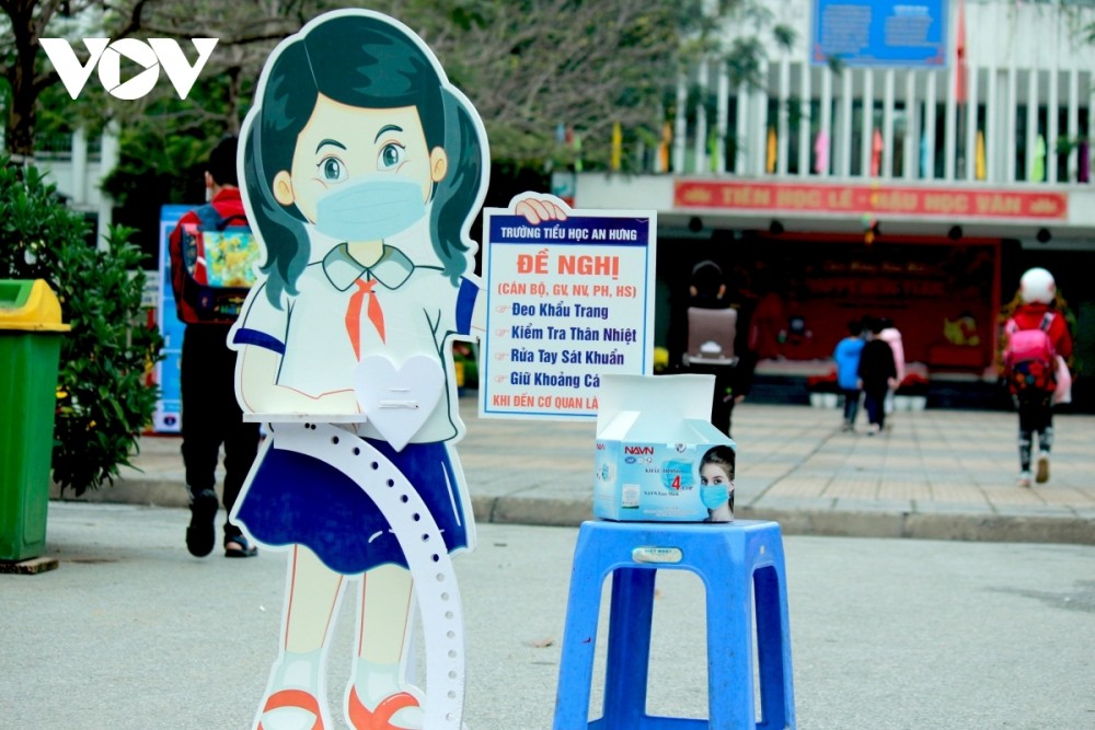 Students head back to school amid tight anti-COVID-19 measures