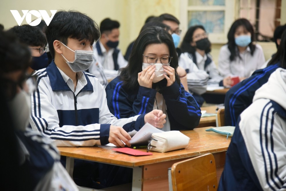 Students head back to school amid tight anti-COVID-19 measures