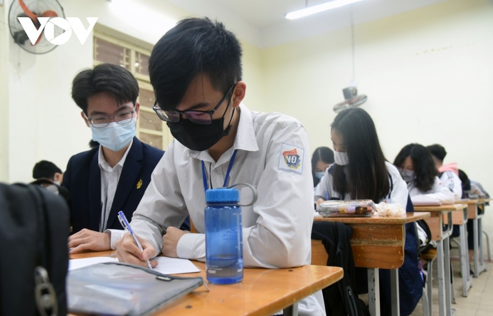 Students head back to school amid tight anti-COVID-19 measures