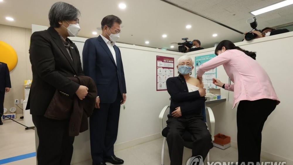Vaccine ngừa Covid-19 có giúp Tổng thống Hàn Quốc vực dậy độ tín nhiệm của người dân?