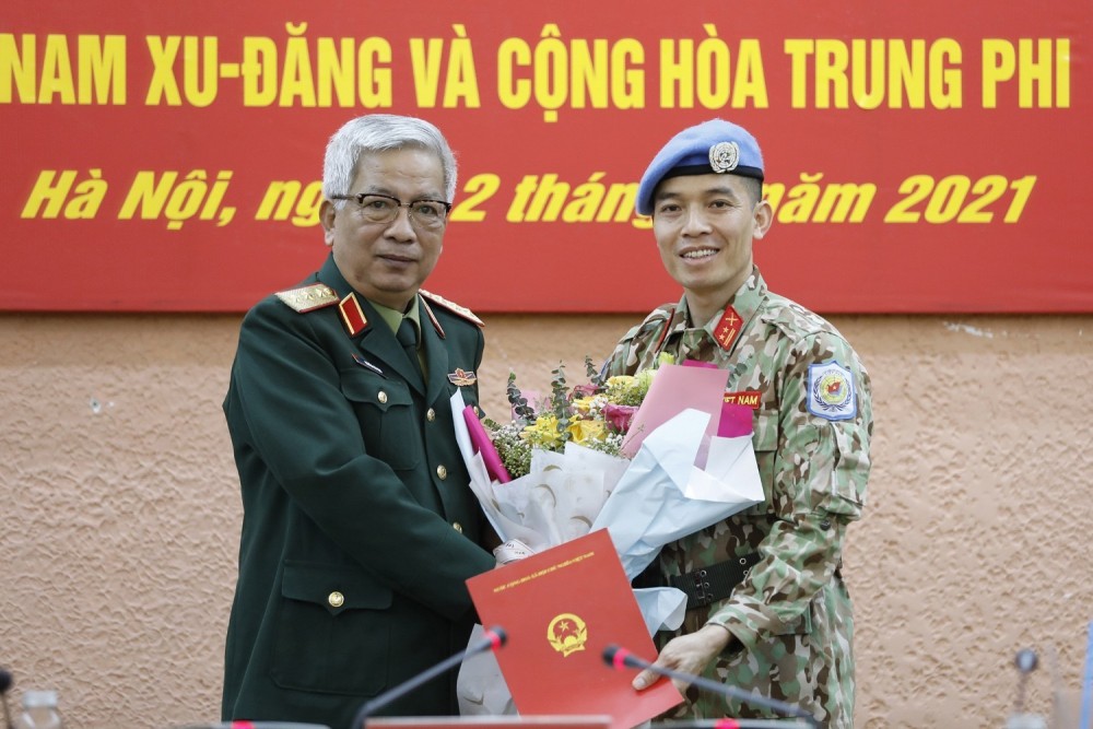 Bộ Quốc phòng trao quyết định cho sỹ quan đi thực hiện nhiệm vụ tại trụ sở Liên hợp quốc