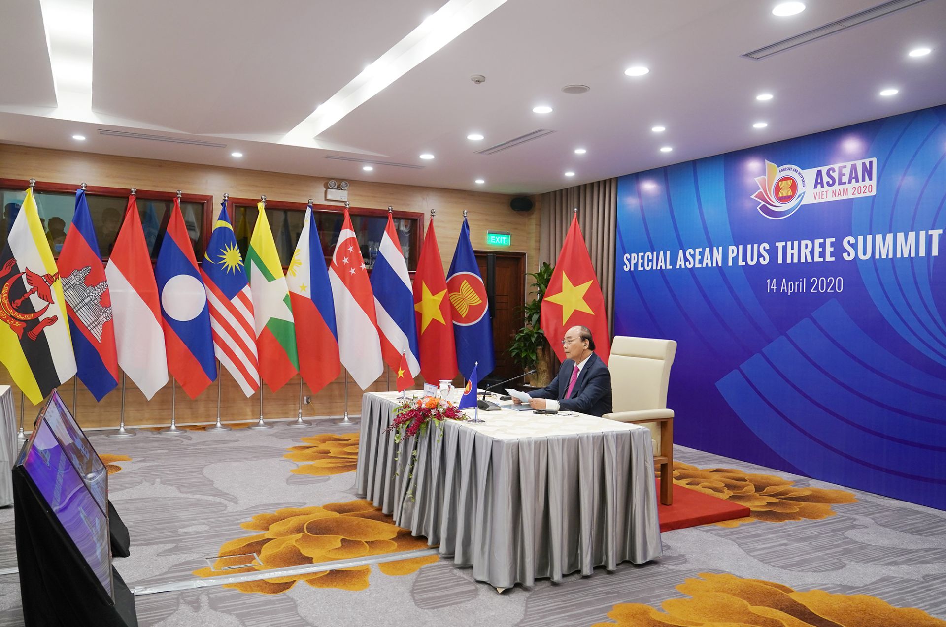 pm phuc welcomes leaders to special asean3 summit on covid 19