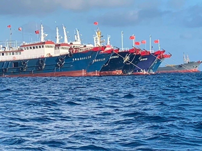 Hạm đôi tàu cá Trung Quốc neo đậu tại rạn đá Ba Đầu thuộc cụm Sinh Tồn thuộc quần đảo Trường Sa của Việt Nam ở Biển Đông. Ảnh: Reuters.