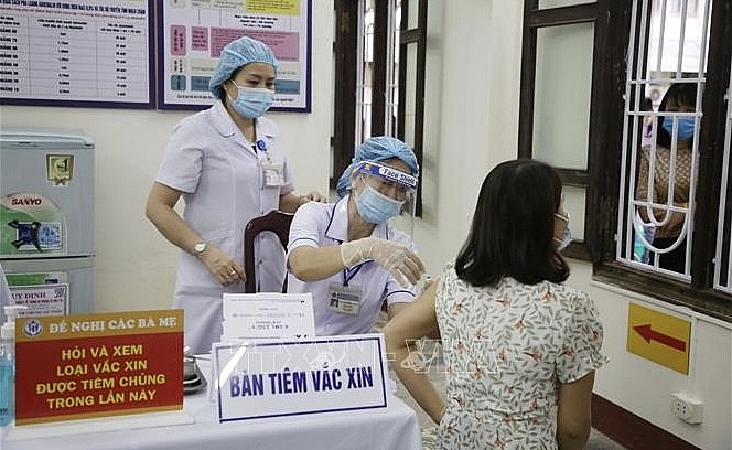 A frontline worker receives COVID-19 vaccine shot in Vietnam. (Photo: VNA)