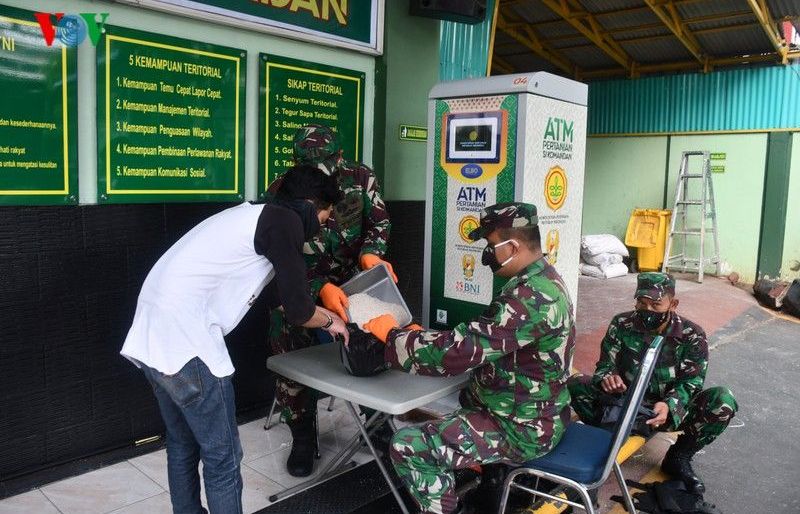 Giống Việt Nam, Indonesia triển khai 'ATM gạo của người chỉ huy' hỗ trợ người nghèo trong dịch Covid-19