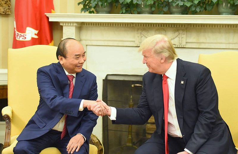 pm nguyen xuan phuc holds phone talks with us president donald trump