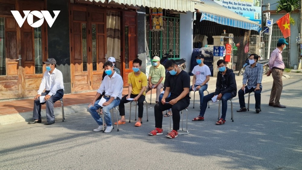 In polling stations, voters are required to keep a safe distance as part of efforts to curb the spread of the SARS-CoV-2 virus. In polling stations, voters are required to keep a safe distance as part of efforts to curb the spread of the SARS-CoV-2 virus.
