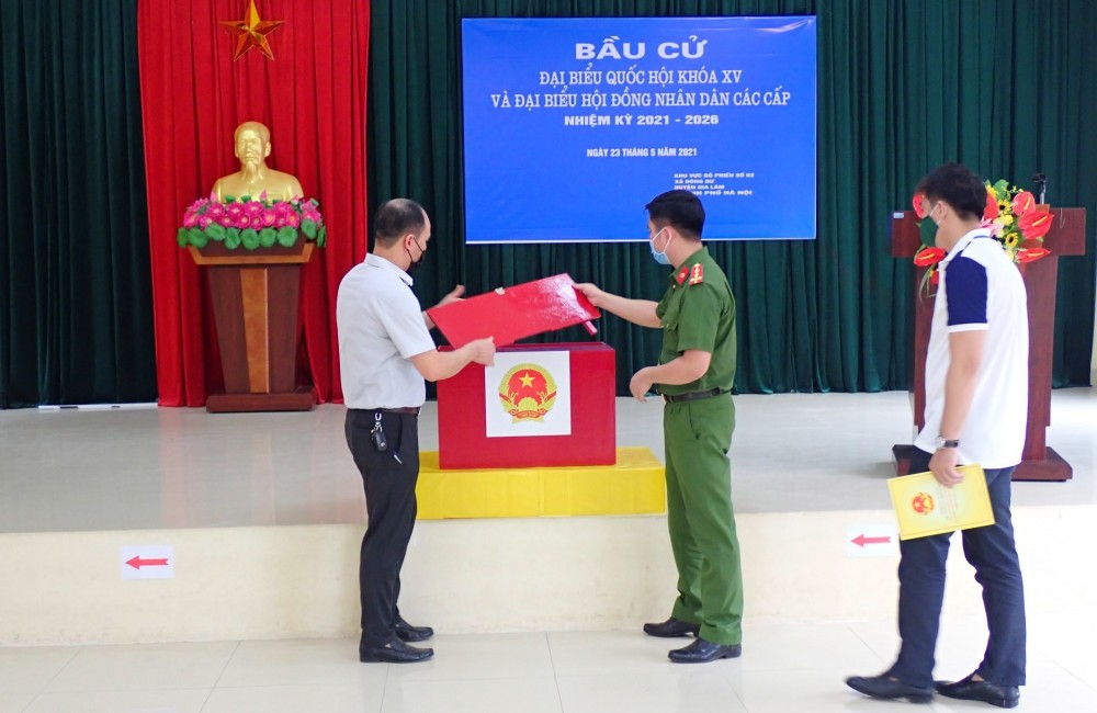 Gia Lam district’s police has taken the initiative in implementing early tasks to guarantee security and safety for the elections, slated for May 23 at polling area No.3 in Dong Du commune. (Photo: VNA) Gia Lam district’s police has taken the initiative in implementing early tasks to guarantee security and safety for the elections, slated for May 23 at polling area No.3 in Dong Du commune. (Photo: VNA)