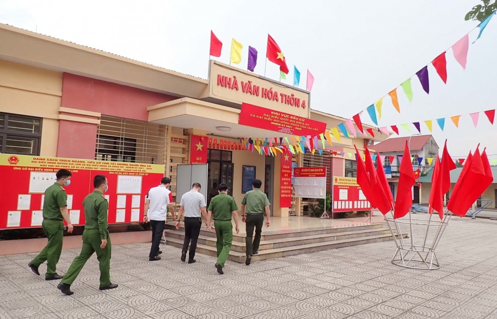 Gia Lam district’s police has taken the initiative in implementing early tasks to guarantee security and safety for the elections, slated for May 23 at polling area No.2 in Chinh Trung residential area, Trau Quy town. (Photo: VNA) Gia Lam district’s police has taken the initiative in implementing early tasks to guarantee security and safety for the elections, slated for May 23 at polling area No.2 in Chinh Trung residential area, Trau Quy town. (Photo: VNA)