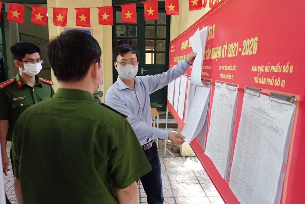 Ba Dinh district’s police has taken early measures to ensure security, order for the upcoming elections of deputies to the 15th National Assembly and all-level People’s Councils for 2021-2026 at a polling station in Quan Thanh ward. (Photo:VNA) Ba Dinh district’s police has taken early measures to ensure security, order for the upcoming elections of deputies to the 15th National Assembly and all-level People’s Councils for 2021-2026 at a polling station in Quan Thanh ward. (Photo:VNA)