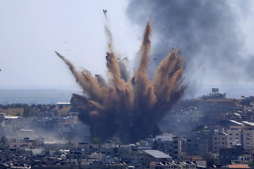 Xung đột bắt đầu từ hôm 10/5 khi phong trào Hamas tại Dải Gaza nã rocket về phía Jerusalem nhằm thể hiện sự ủng hộ đối với những người biểu tình tại thành phố này. Israel sau đó đáp trả bằng các cuộc dội bom, triển khai xe tăng nã pháo về phía dải Gaza.