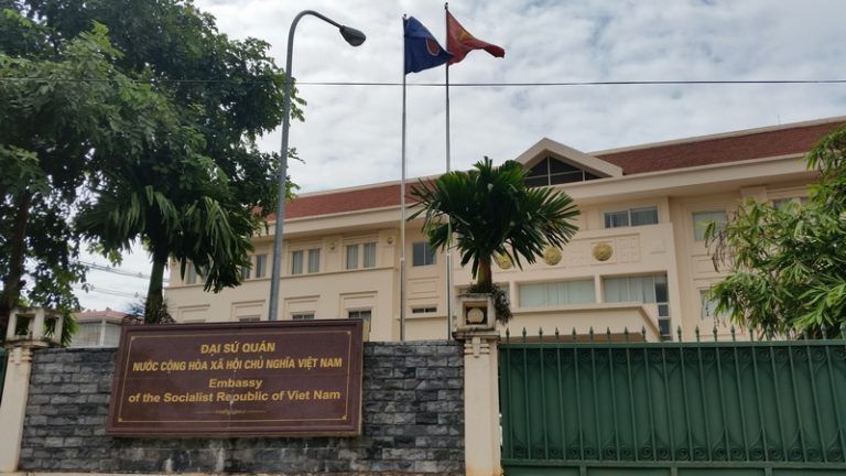Đại sứ quán Việt Nam tại Lào mở đường link đăng ký cho công dân có nguyện vọng về nước dịp Tết Nguyên đán