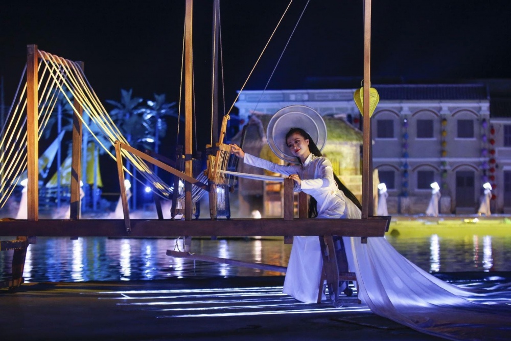 Ao dai show impresses visitors to Hoi An - a UNESCO cultural heritage site