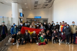 Flight carrying stranded Vietnamese returns home safely from Africa