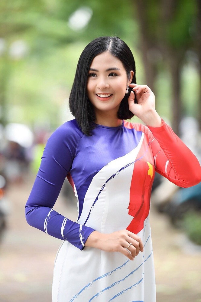 Indeed, several of the outfits feature beautiful images of sightseeing spots in Ha Long, Nha Trang, Lang Co, and Phu Quoc. 3433 img 7519 ahbl