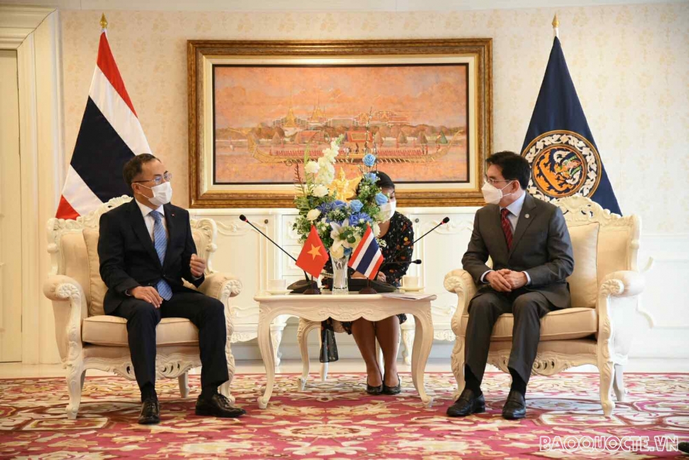 Đại sứ Phan Chí Thành chào xã giao Phó Thủ tướng, Bộ trưởng Thương mại Thái Lan Jurin Laksanawisit