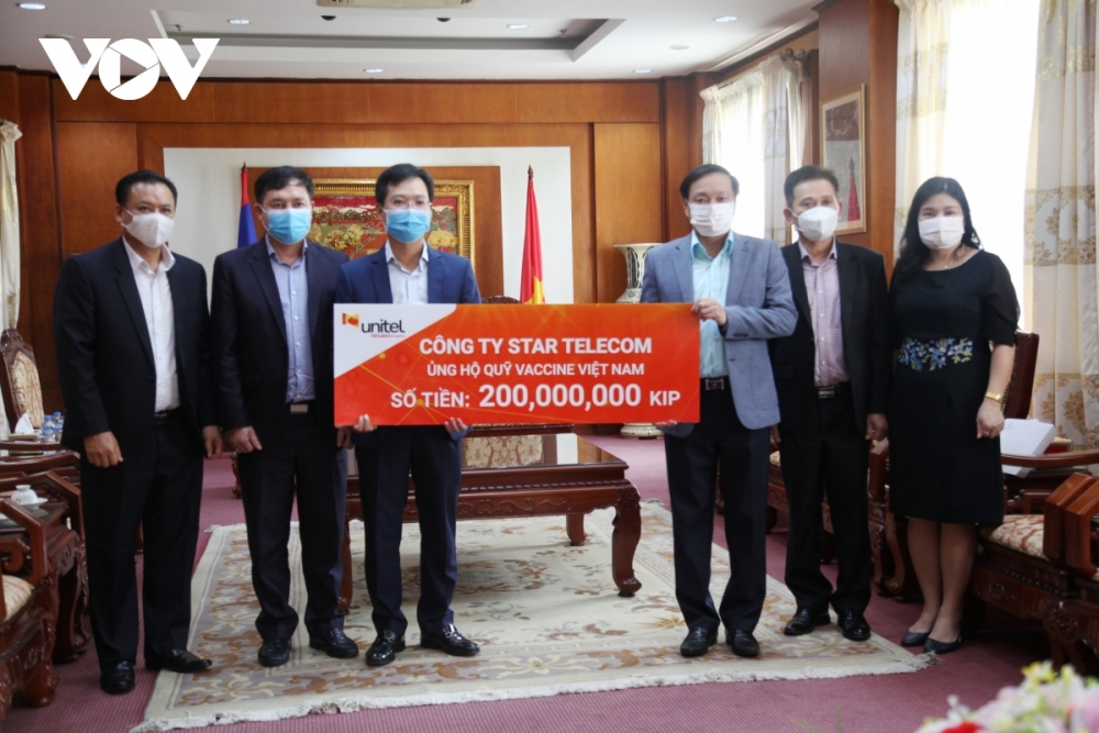 Vietnamese-Lao joint venture contributes to national vaccine COVID-19 fund