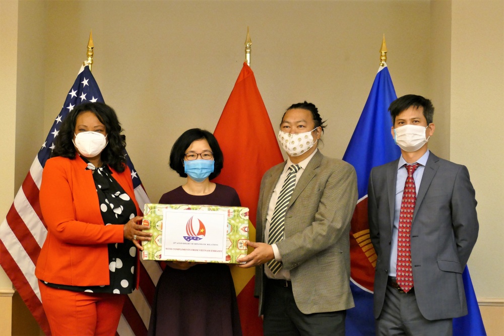 1854 vna potal dai su quan viet nam tai my trao tang khau trang cho thu do washington4836599