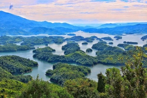 Located on the M’Nong plateau at average elevation of 600-700m asl, with the highest point being Ta Dung at 1,982m asl, Dak Nong Geopark - the Land of Sounds - (coordinates N12o17’48”; E107o46’58”) covers an area of c.4,760km2 of the northern districts of Dak Nong Province in Viet Nam’s Central Highlands. 0228 ta dung