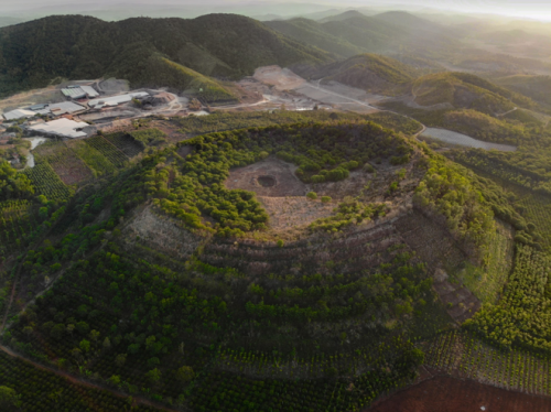In particular, young volcanic activities about tens of thousands of years ago (Late Pleistocene-Holocene) have resulted in spectacular craters, majestic waterfalls and Southeast Asia’s most extensive system of hundreds of magnificent volcanic caves, many of which have been used by prehistoric people as shelter since at least 6,000-10,000 years ago. 0255 dn3