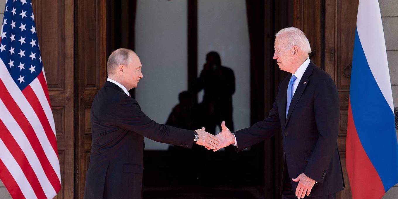Tổng thống Mỹ Joe Biden (phải) và người đồng cấp Nga Vladimir Putin tại cuộc gặp ngày 16/6 tại Geneva, Thuỵ Sỹ. (Nguồn: Getty Images)