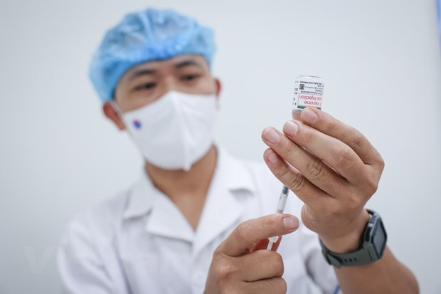 A health worker prepares to administer a shot of COVID-19 vaccine (Photo: VNA)