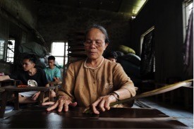 Unique in Viet Nam – Silk weaving from lotus silk by the hands of Artisan Phan Thi Thuan