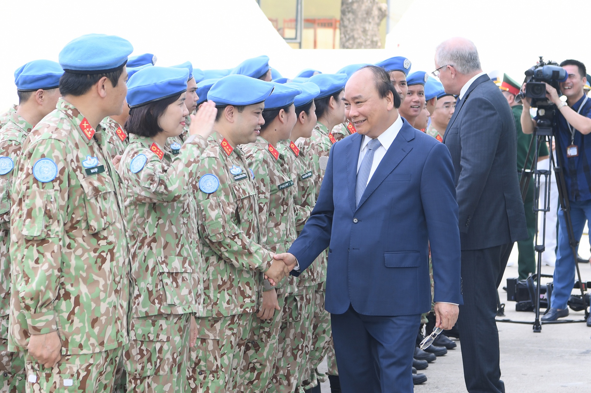 vietnamese australian prime ministers visit vietnams level 2 field hospital