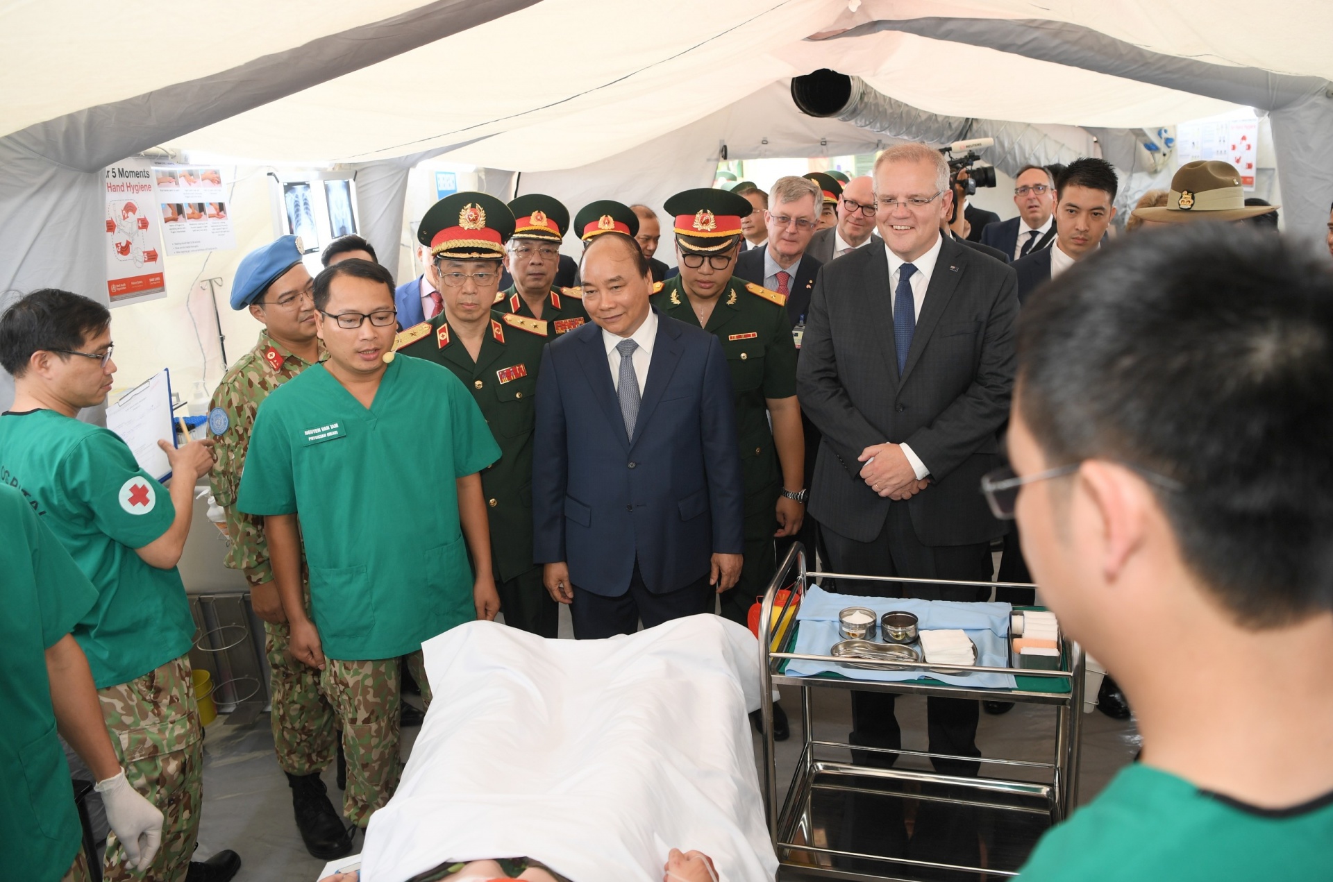 vietnamese australian prime ministers visit vietnams level 2 field hospital