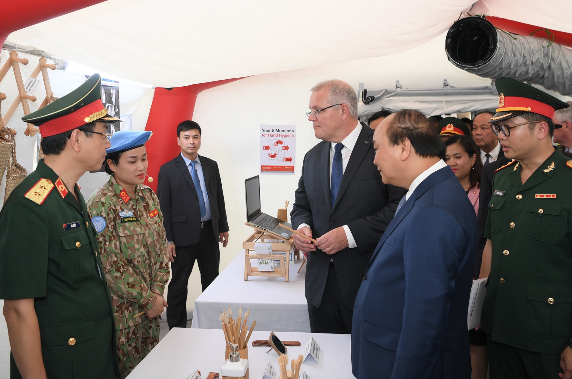 vietnamese australian prime ministers visit vietnams level 2 field hospital