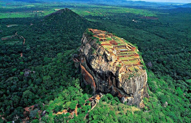 Ngỡ ngàng trước vẻ đẹp của pháo đài cổ 'độc nhất vô nhị' nằm trên núi đá cao 200m ở Sri Lanka