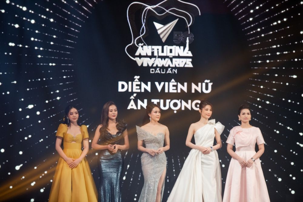 dien vien hong diem cung bo phim hoa hong tren nguc trai gat qua ngot tai vtv awards 2020