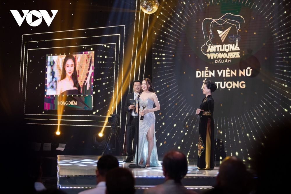 dien vien hong diem cung bo phim hoa hong tren nguc trai gat qua ngot tai vtv awards 2020