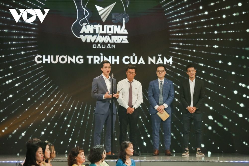 dien vien hong diem cung bo phim hoa hong tren nguc trai gat qua ngot tai vtv awards 2020