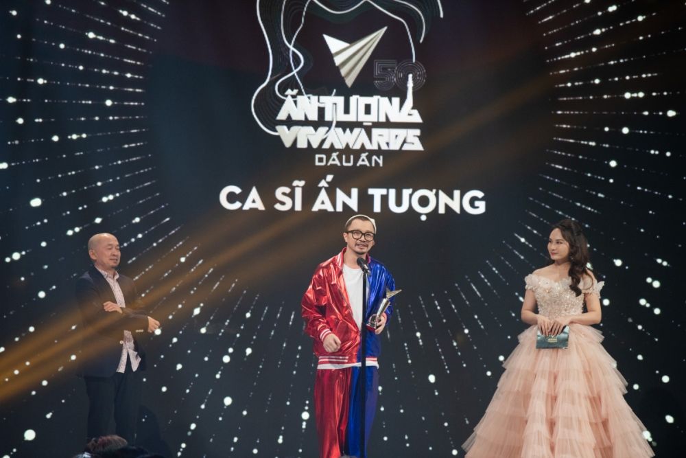 dien vien hong diem cung bo phim hoa hong tren nguc trai gat qua ngot tai vtv awards 2020