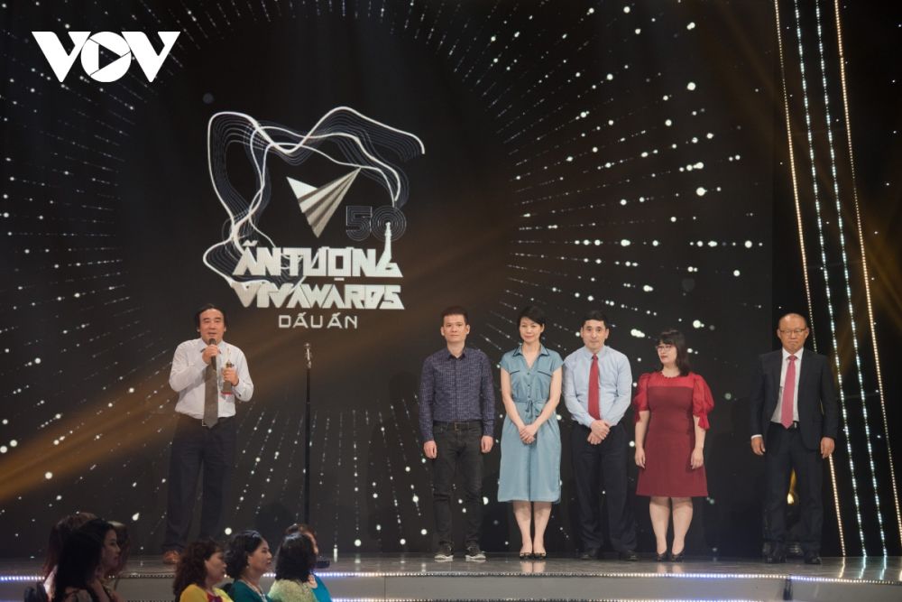 dien vien hong diem cung bo phim hoa hong tren nguc trai gat qua ngot tai vtv awards 2020