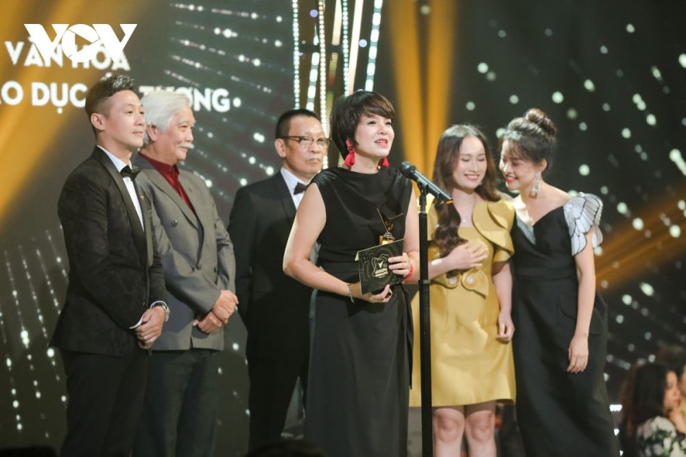 dien vien hong diem cung bo phim hoa hong tren nguc trai gat qua ngot tai vtv awards 2020