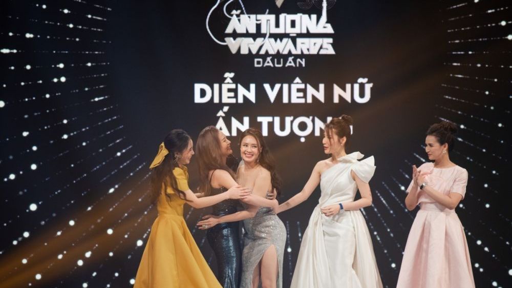 Diễn viên Hồng Diễm cùng bộ phim 'Hoa hồng trên ngực trái' gặt quả ngọt tại VTV Awards 2020