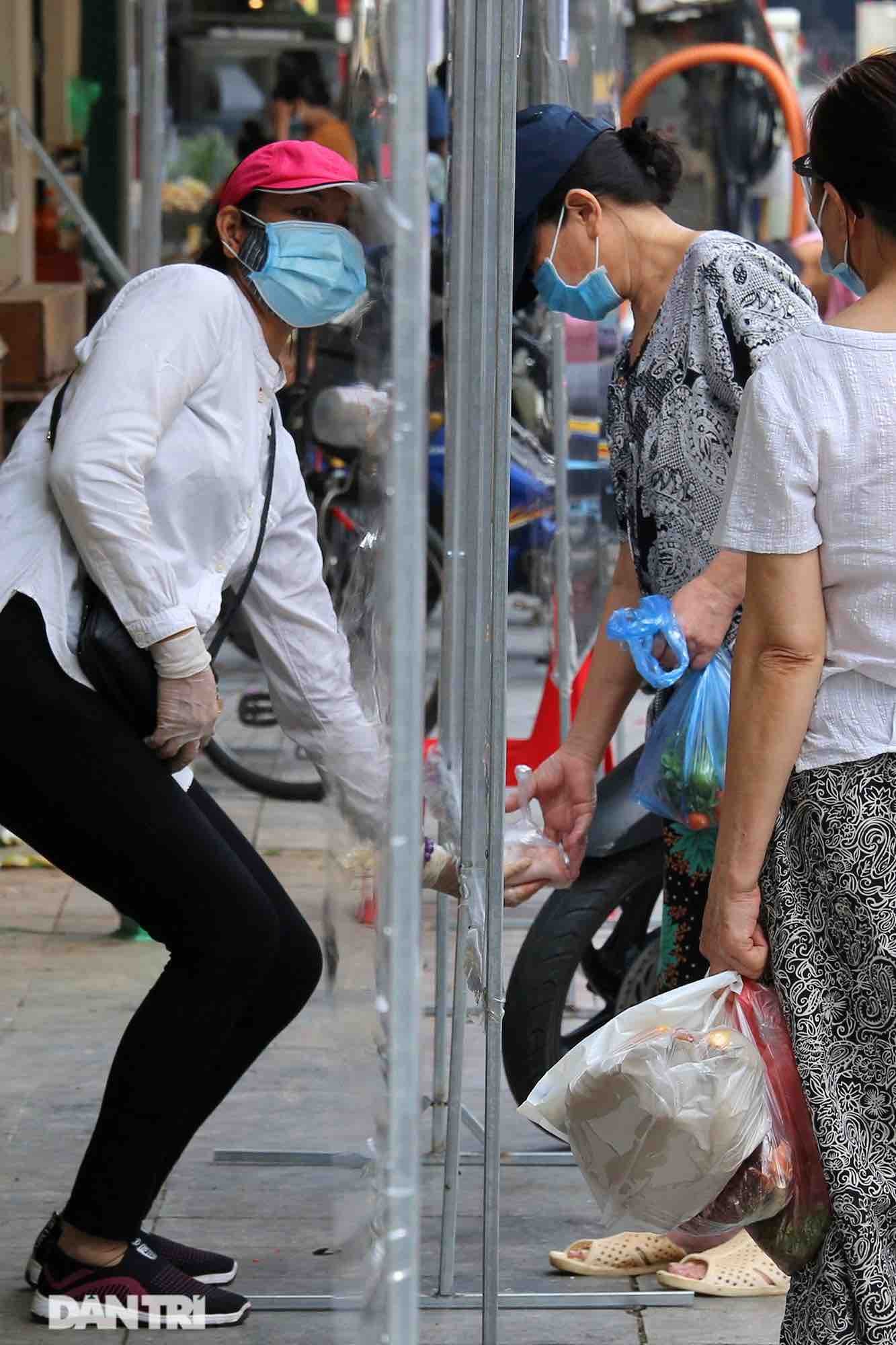 Những kiểu mua bán lạ mắt trong thời gian giãn cách xã hội ở Hà Nội