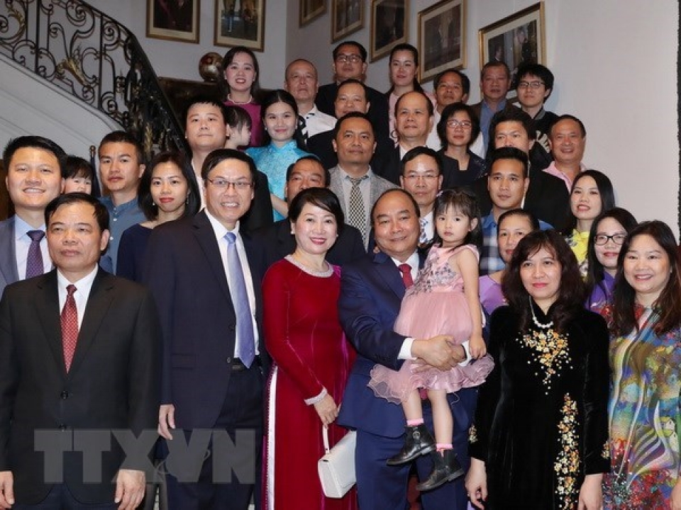 government leader meets vietnamese people in belgium