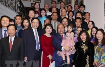 Government leader meets Vietnamese people in Belgium