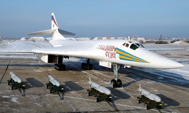 Infographic: Máy bay ném bom chiến lược Tu-160 của không quân Liên bang Nga lợi hại cỡ nào?
