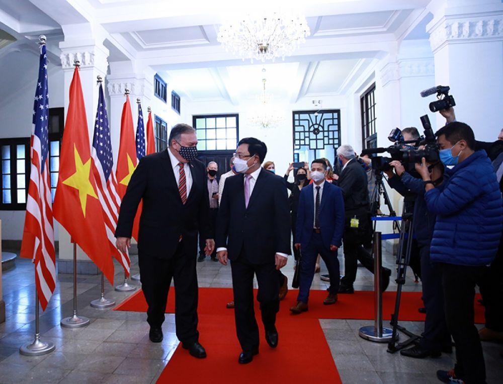 The visit is to commemorate the 25th anniversary of the establishment of diplomatic ties between Vietnam and the US. (Photo: VGP) US Secretary of State Mike Pompeo welcomed in Ha Noi