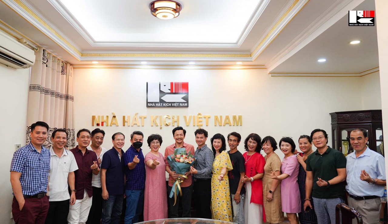 NSND Trung Anh của 'Về nhà đi con' chia tay Nhà hát Kịch Việt Nam sau hơn 40 năm công tác, trở về giảng đường