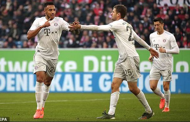 Coutinho lập công, Bayern Munich bám sát ngôi đầu bảng