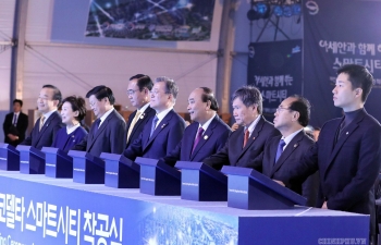 PM Nguyen Xuan Phuc attends groundbreaking ceremony of smart city in Busan